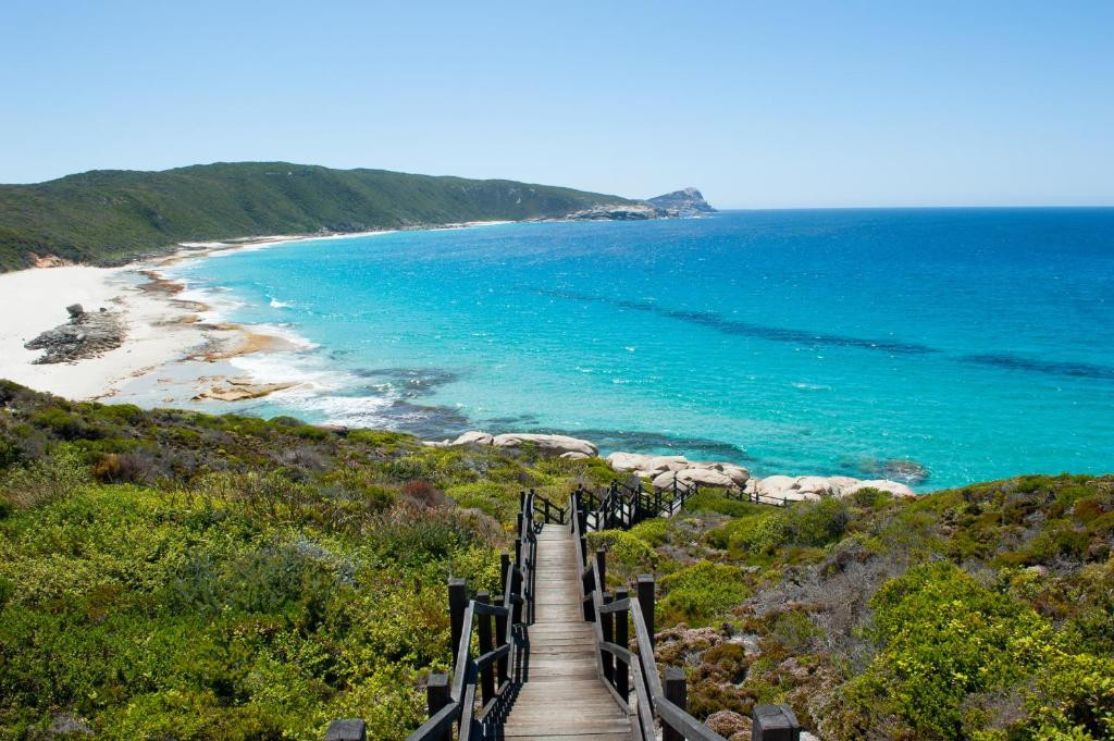 Image blog Discover the Coastal Gem: Middleton Beach, Western Australia and Top Places to Stay