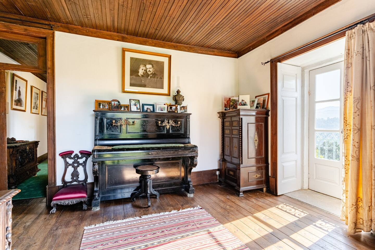 Search and Stay destination carousel image position 6