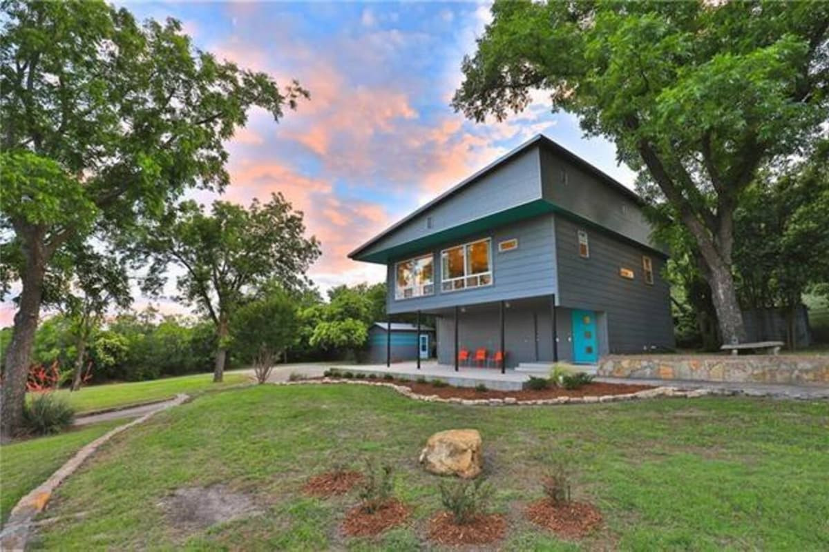 Search and Stay, undefined in undefined. Gallery position 3