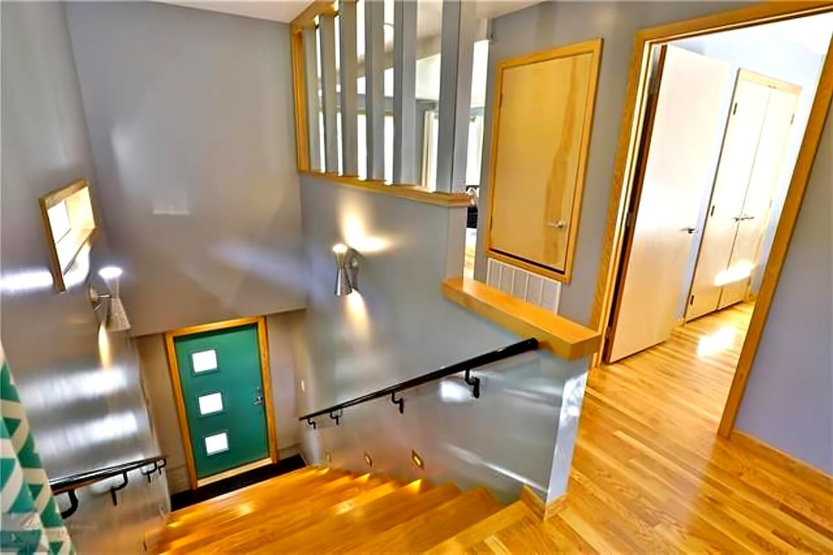 Search and Stay, undefined in undefined. Gallery position 1