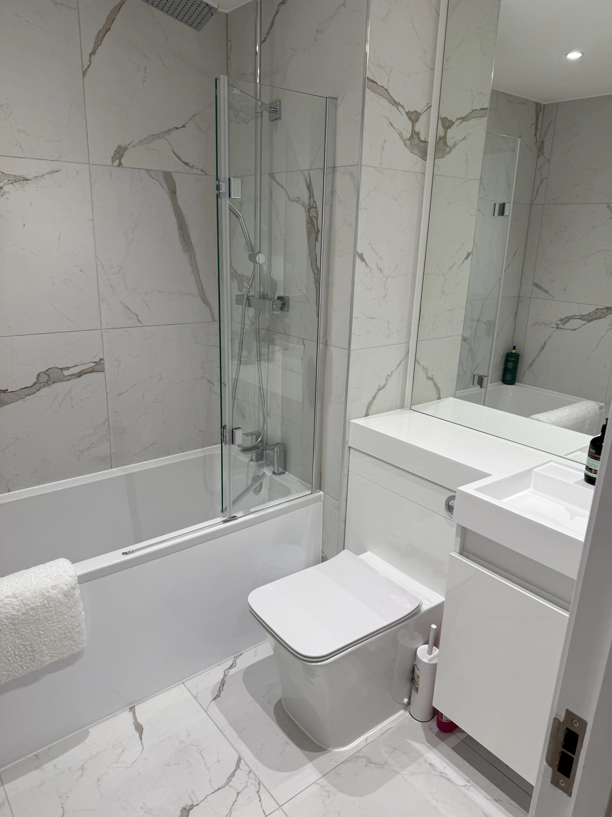 The Cosy Quayside Apartment - Two bedroom/Parking in Trinity Point Building DA11 0FD - Property image 26 - VivreStays