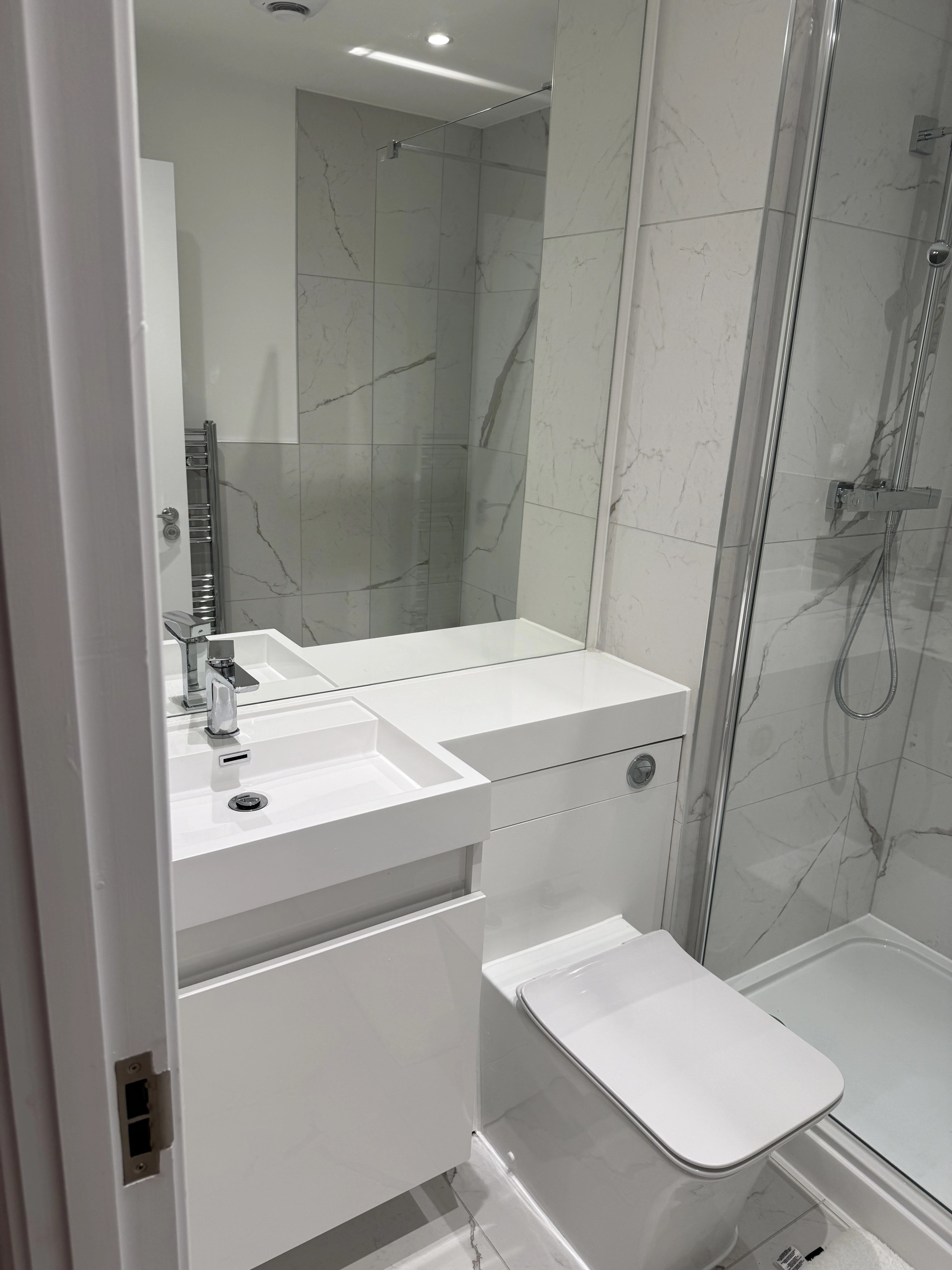 The Cosy Quayside Apartment - Two bedroom/Parking in Trinity Point Building DA11 0FD - Property image 33 - VivreStays