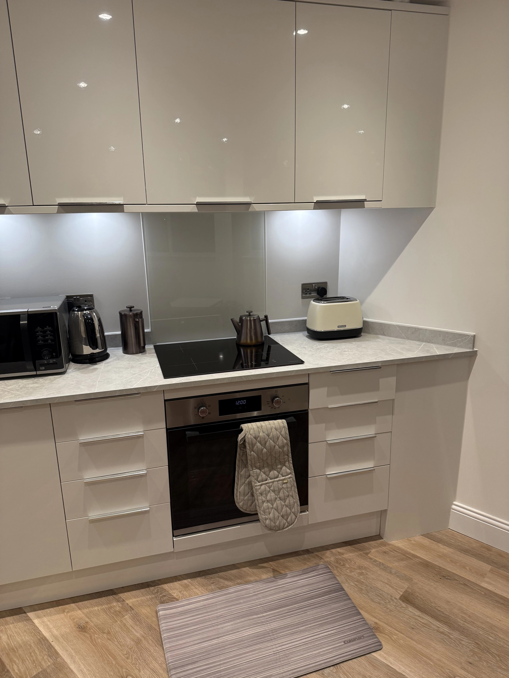 The Cosy Quayside Apartment - Two bedroom/Parking in Trinity Point Building DA11 0FD - Property image 45 - VivreStays