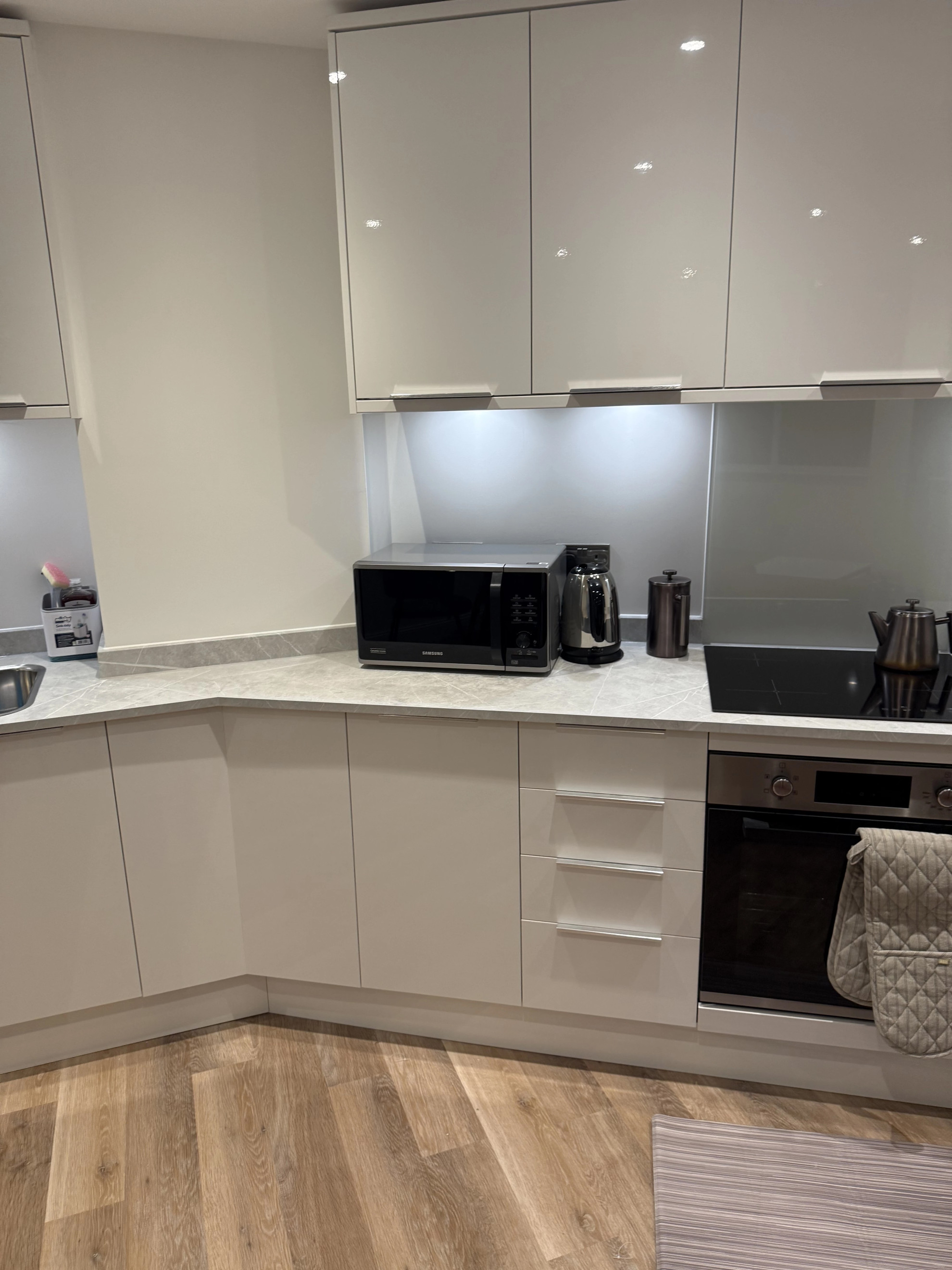 The Cosy Quayside Apartment - Two bedroom/Parking in Trinity Point Building DA11 0FD - Property image 47 - VivreStays