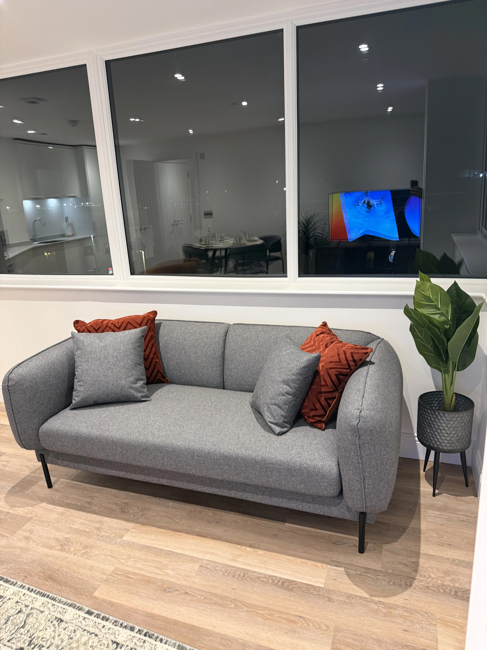 The Cosy Quayside Apartment - Two bedroom/Parking in Trinity Point Building DA11 0FD - Property image 61 - VivreStays