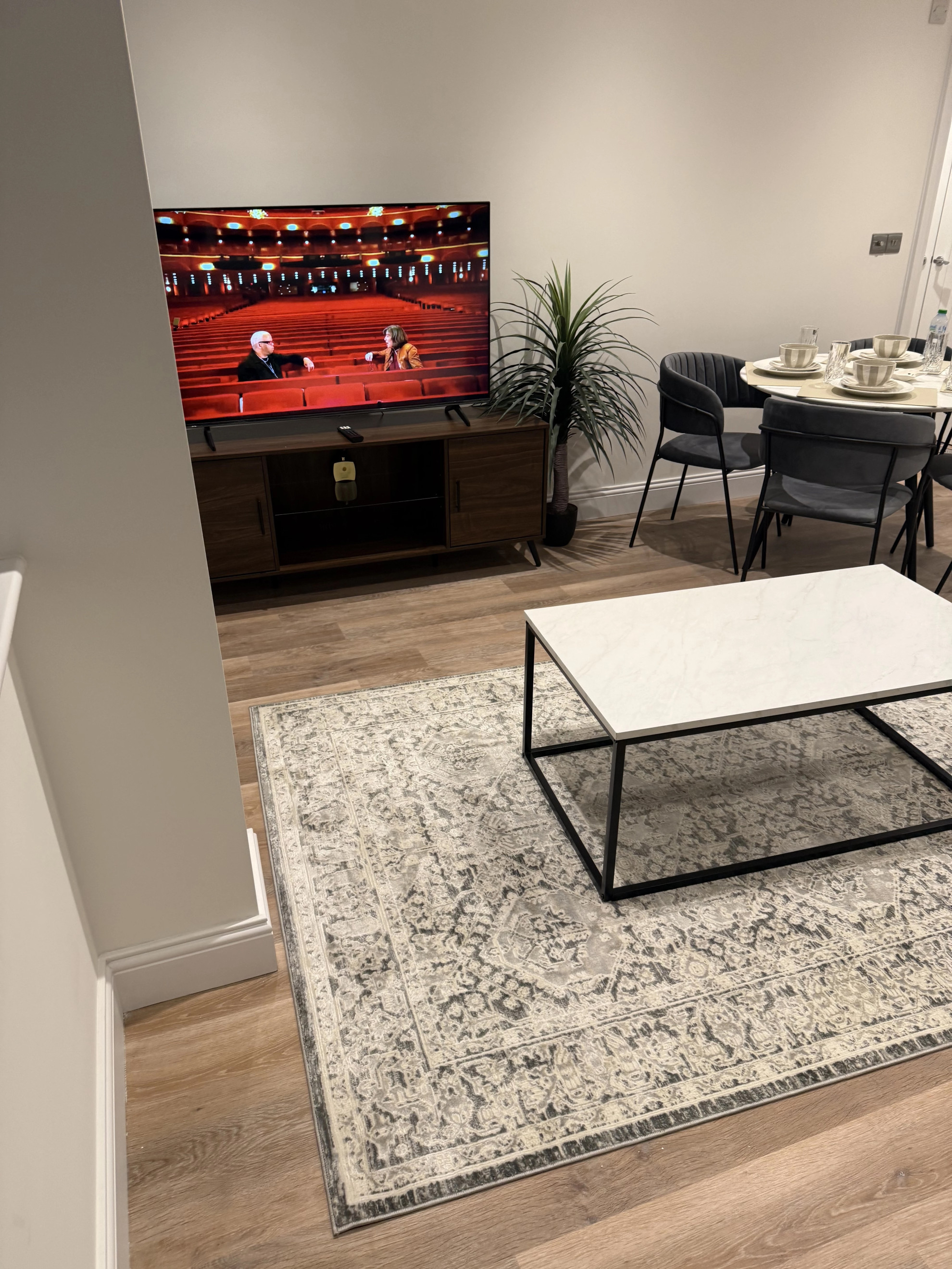 The Cosy Quayside Apartment - Two bedroom/Parking in Trinity Point Building DA11 0FD - Property image 70 - VivreStays
