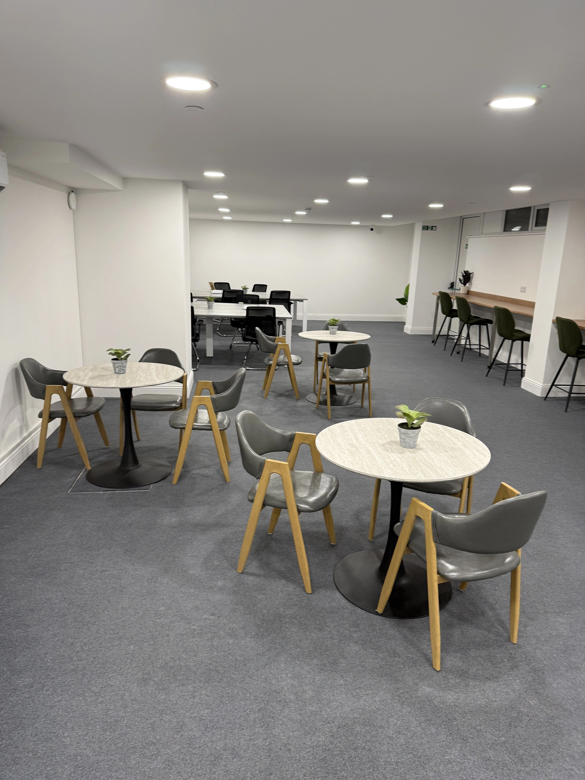The Cosy Quayside Apartment - Two bedroom/Parking in Trinity Point Building DA11 0FD - Property image 88 - VivreStays
