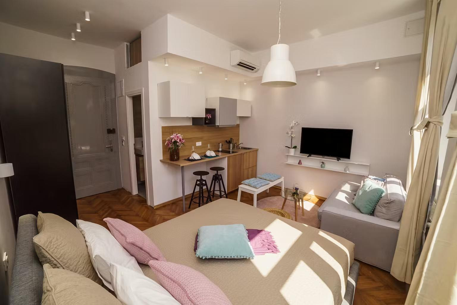 Search and Stay, undefined in undefined. Gallery position 4