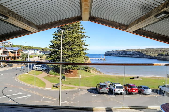 Search and Stay destination carousel image position 8