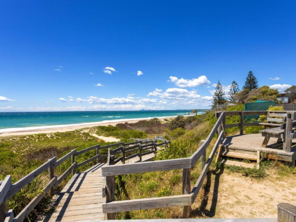 Search and Stay destination carousel image position 9