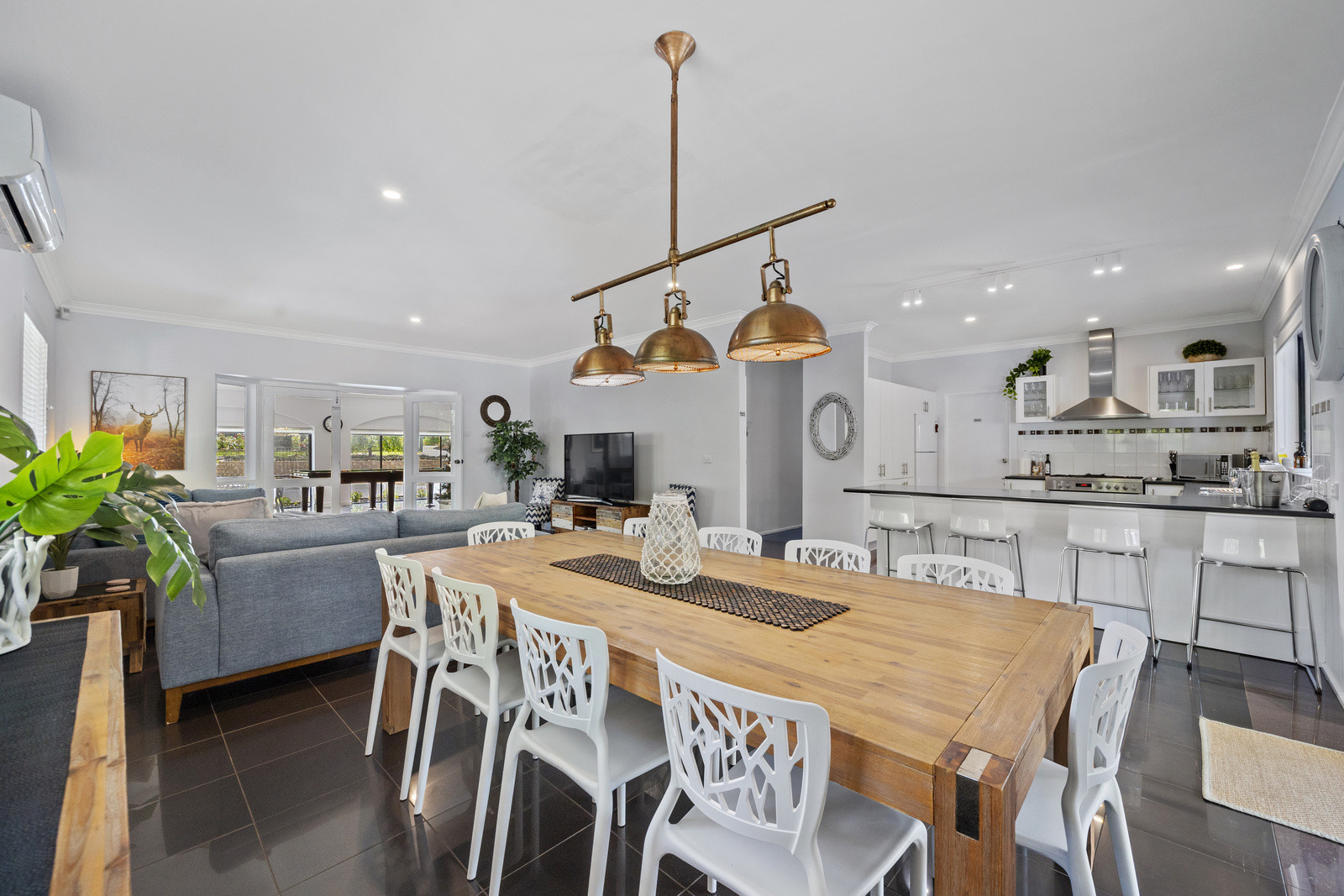 Search and Stay destination carousel image position 6