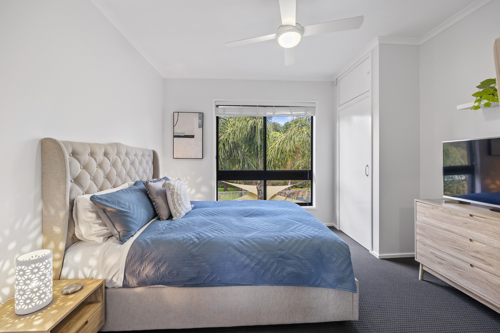 Search and Stay destination carousel image position 17