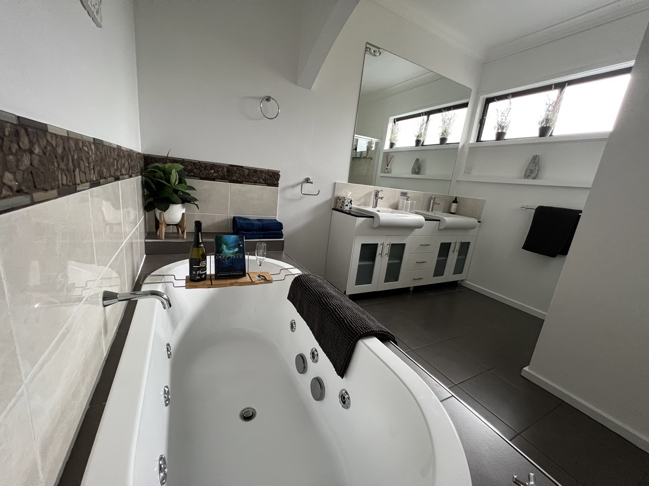 Search and Stay destination carousel image position 19