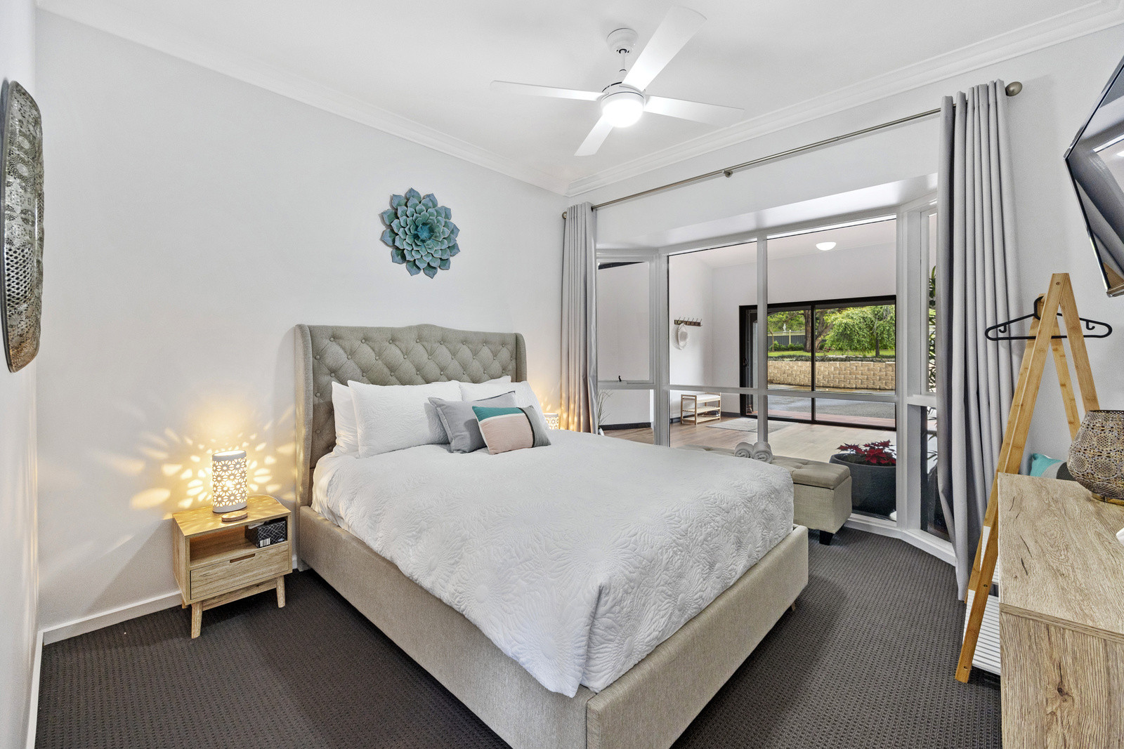 Search and Stay destination carousel image position 20