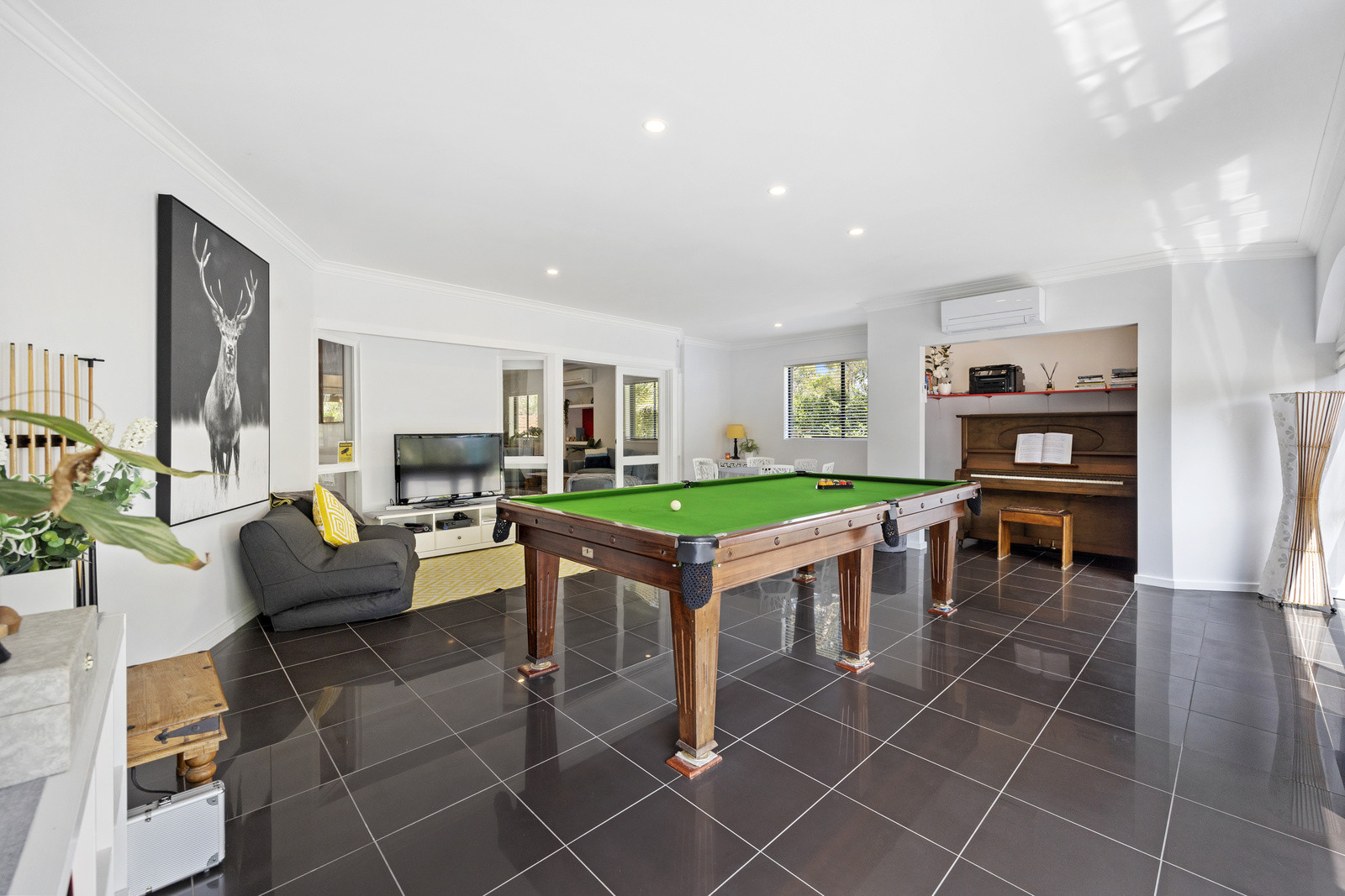 Search and Stay destination carousel image position 7