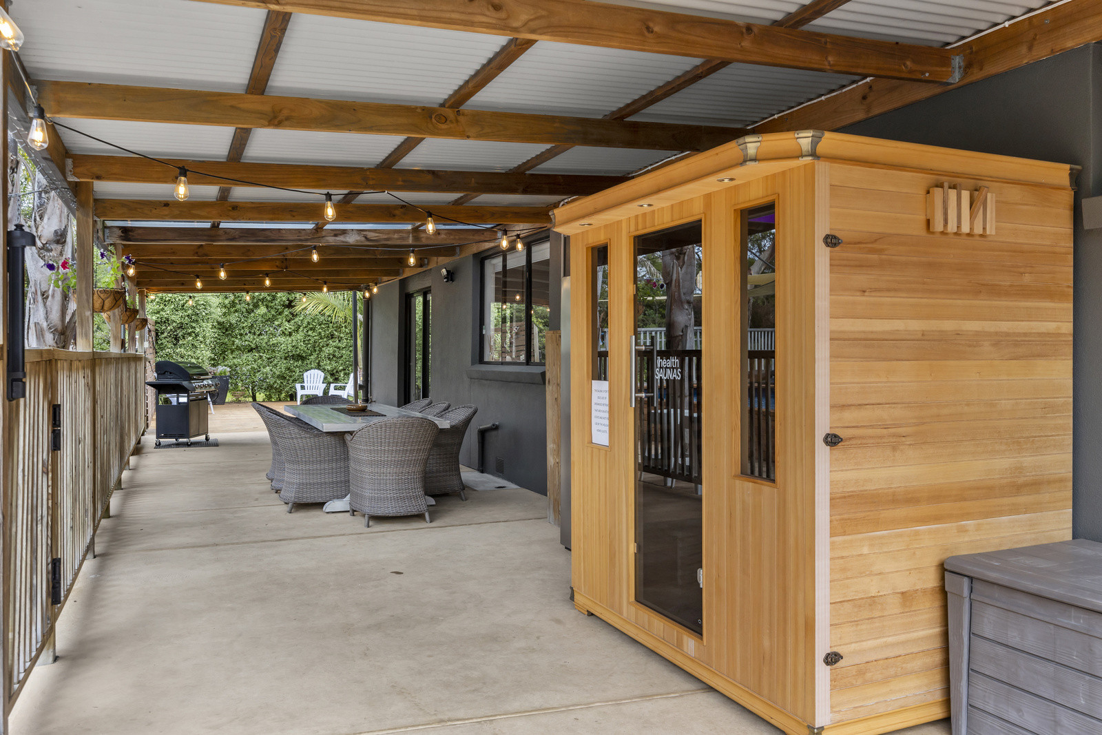 Search and Stay destination carousel image position 11