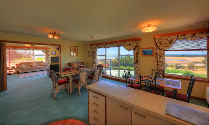 Search and Stay destination carousel image position 8