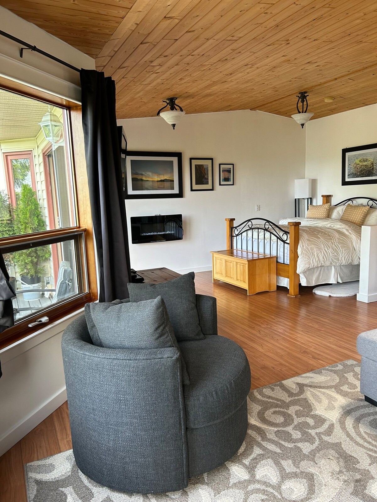 Search and Stay destination carousel image position 0