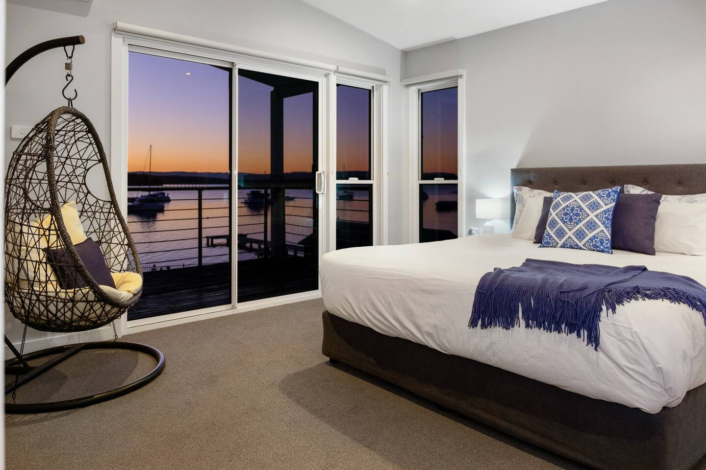 Search and Stay destination carousel image position 28