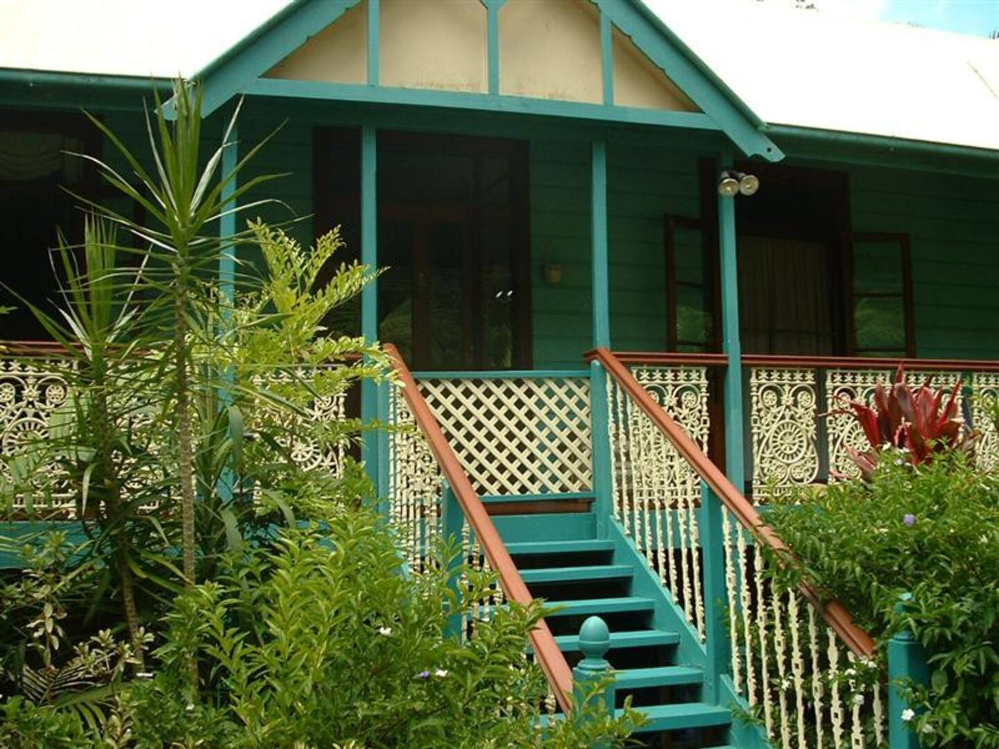 Search and Stay destination carousel image position 23