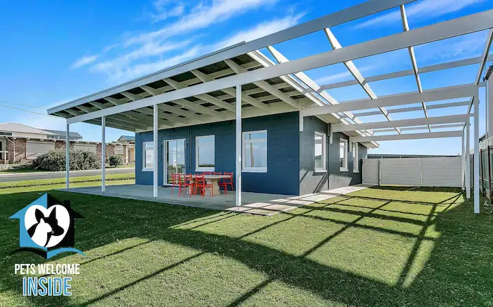 Search and Stay destination carousel image position 10