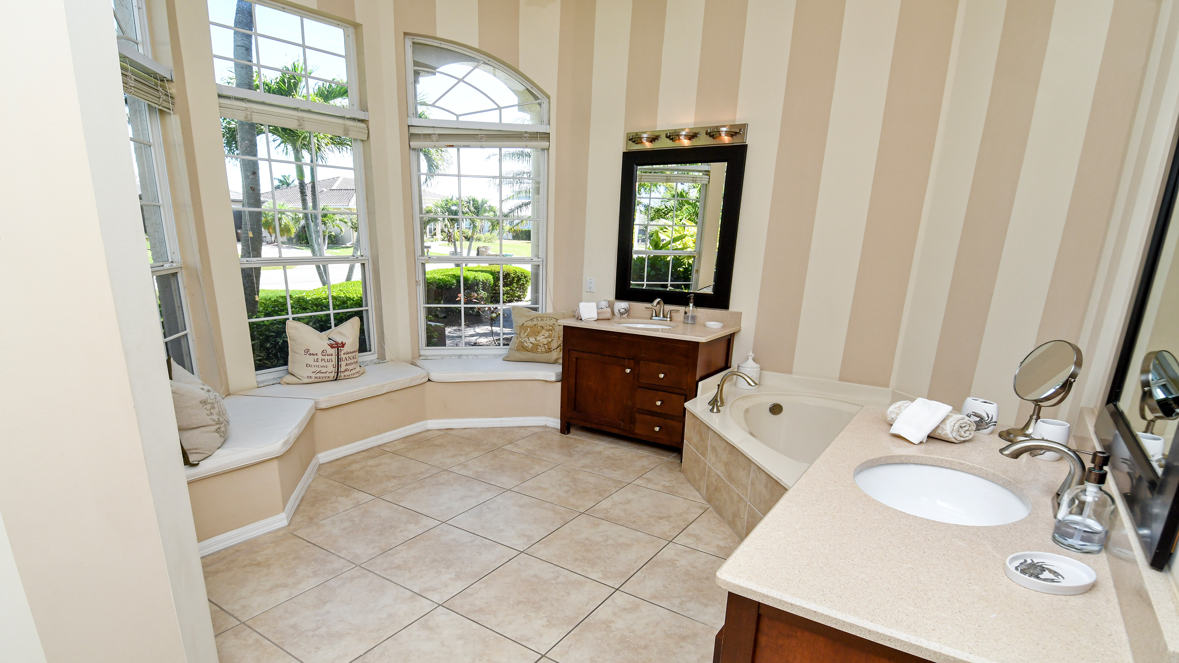 Search and Stay destination carousel image position 25