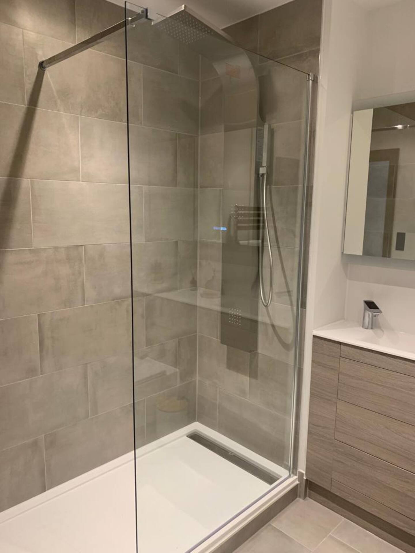 Raphvin Apex Abode - Two bedroom apartment/parking in Edinburgh Way CM20 2DG - Property image 10 - VivreStays