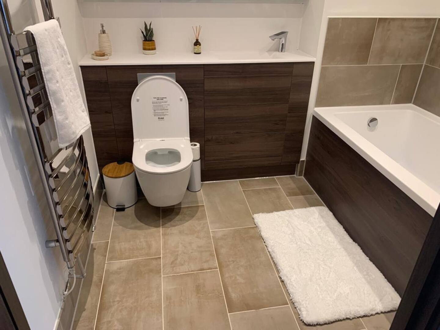 Raphvin Apex Abode - Two bedroom apartment/parking in Edinburgh Way CM20 2DG - Property image 12 - VivreStays