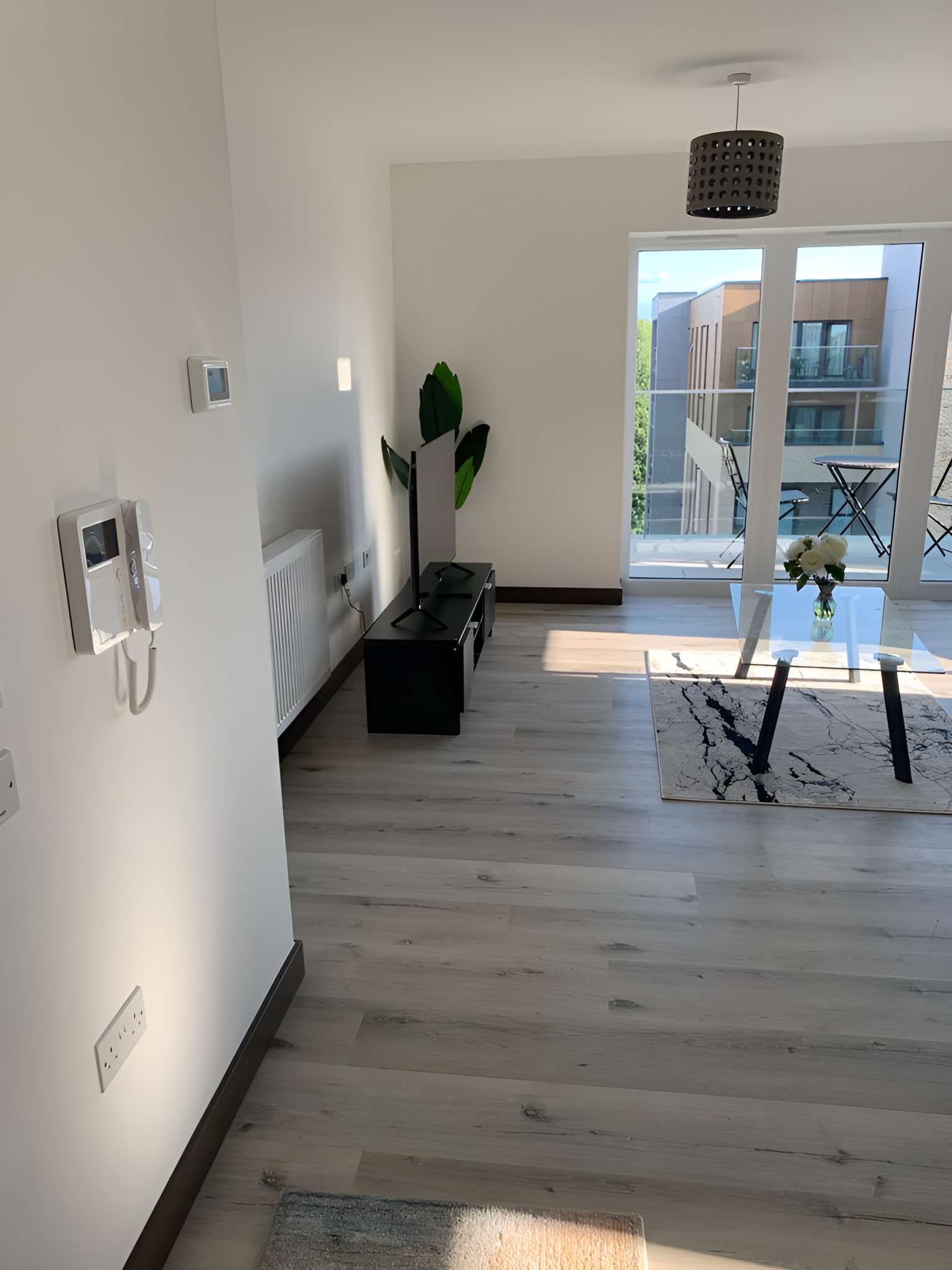 Raphvin Apex Abode - Two bedroom apartment/parking in Edinburgh Way CM20 2DG - Property image 9 - VivreStays