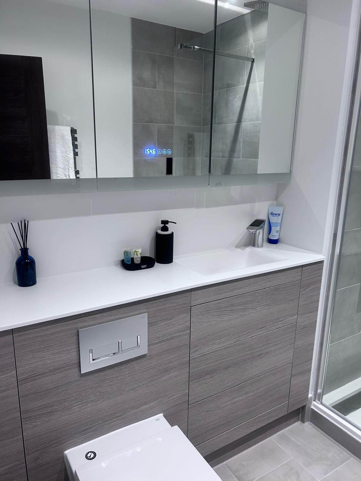 The Ivy Abode 2 bedroom Apartment/Parking in Q4M6+JP4 CM20 2TN - Property image 8 - VivreStays