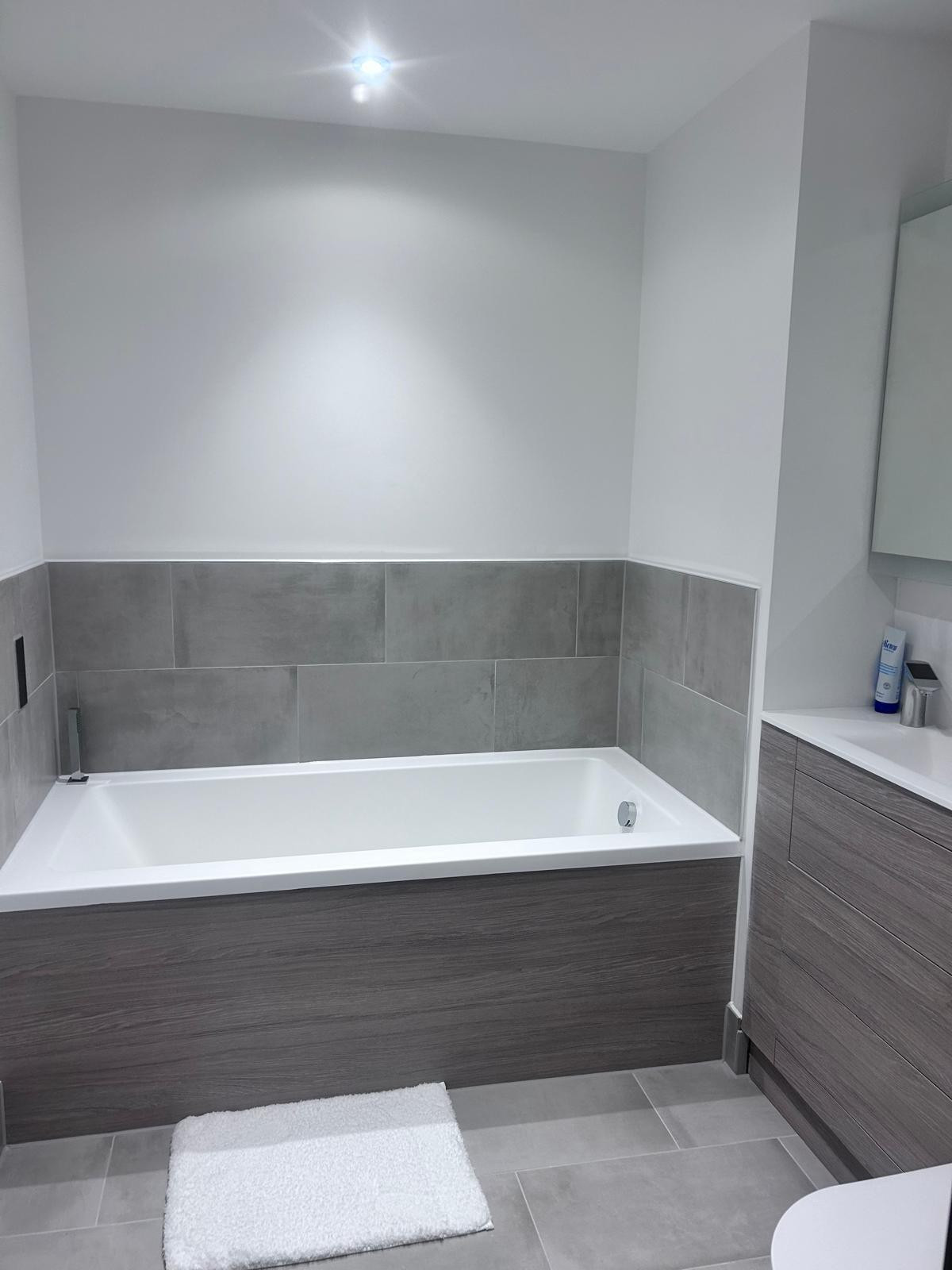 The Ivy Abode 2 bedroom Apartment/Parking in Q4M6+JP4 CM20 2TN - Property image 12 - VivreStays