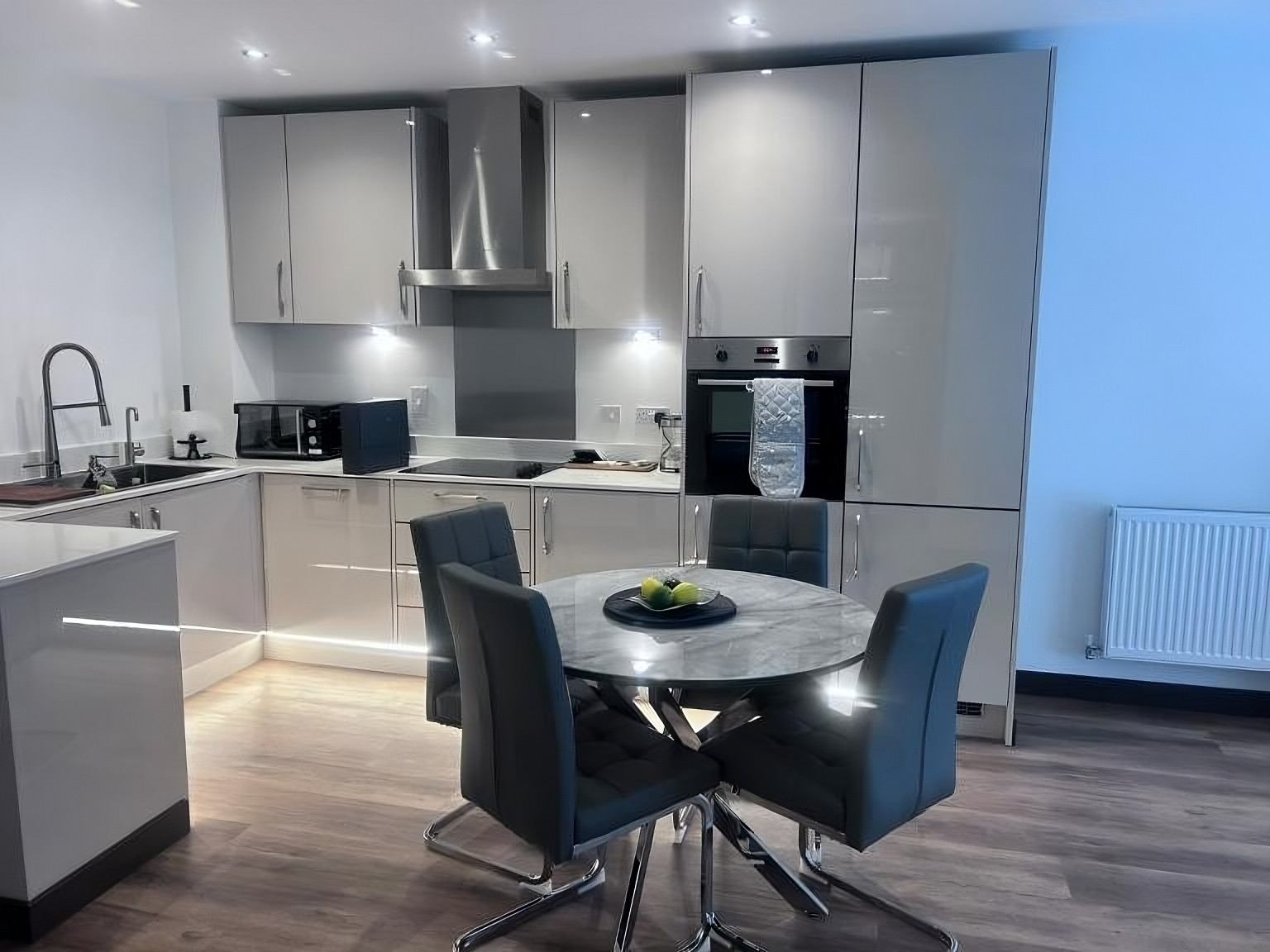 The Ivy Abode 2 bedroom Apartment/Parking in Q4M6+JP4 CM20 2TN - Property image 13 - VivreStays
