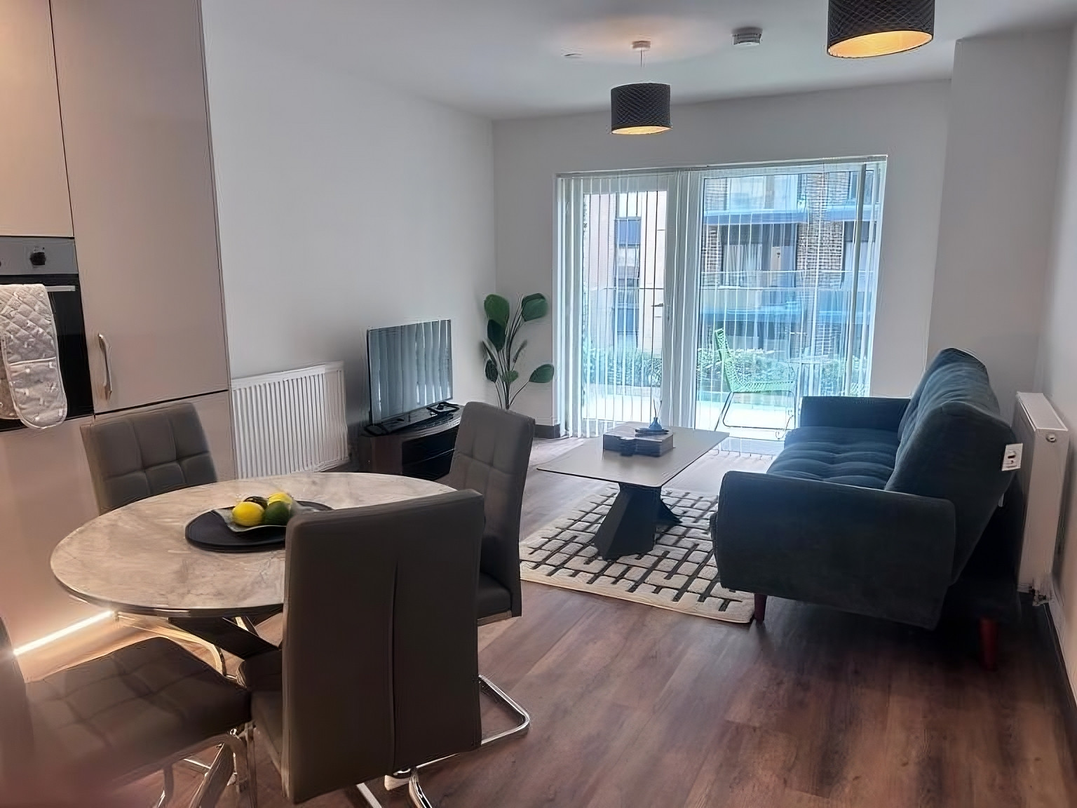 The Ivy Abode 2 bedroom Apartment/Parking in Q4M6+JP4 CM20 2TN - Property image 14 - VivreStays