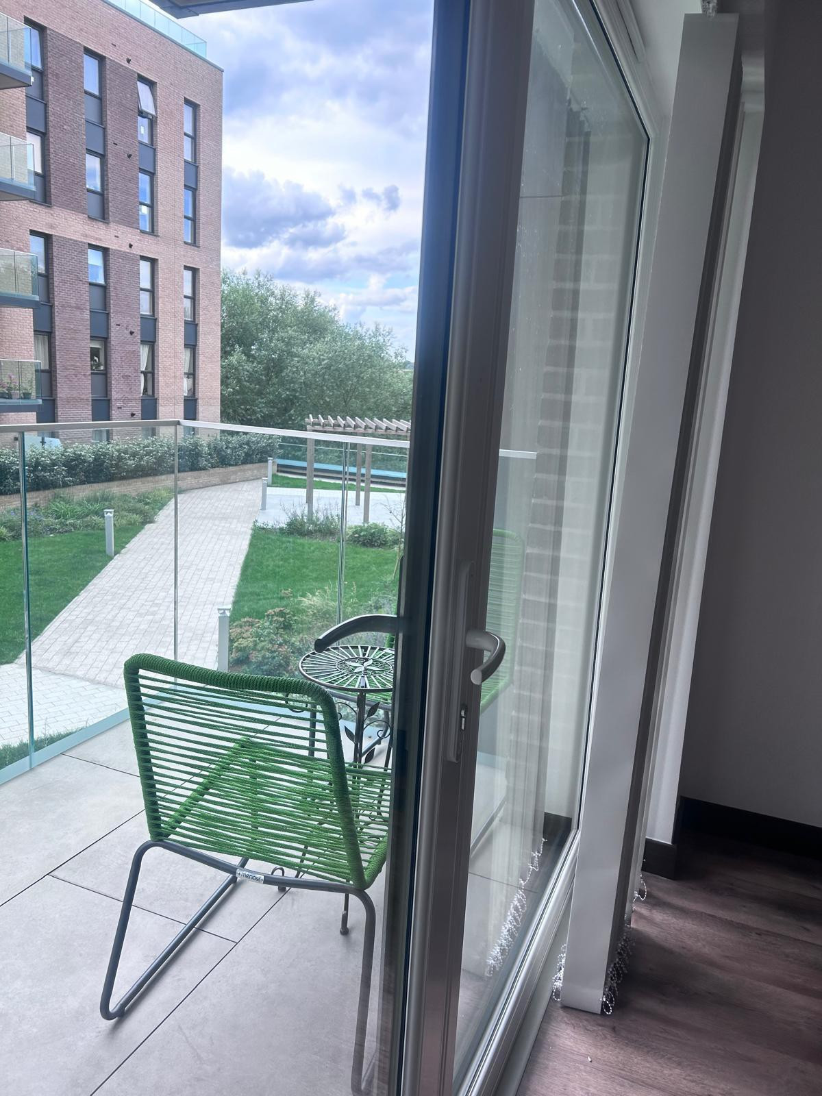 The Sunrise Den-Lovely 2 bedroom apartment/Parking in Q3JX+997 CM20 2GS - Property image 12 - VivreStays