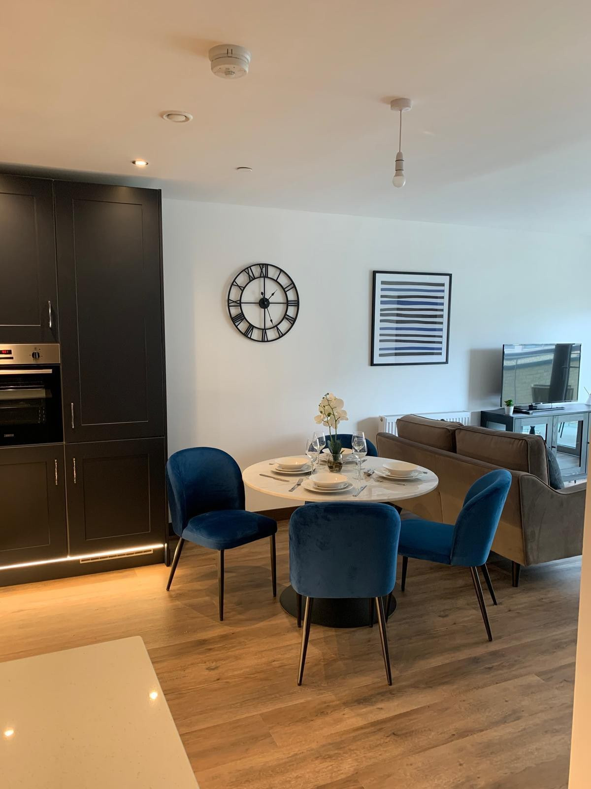 The Sunrise Den-Lovely 2 bedroom apartment/Parking in Q3JX+997 CM20 2GS - Property image 14 - VivreStays