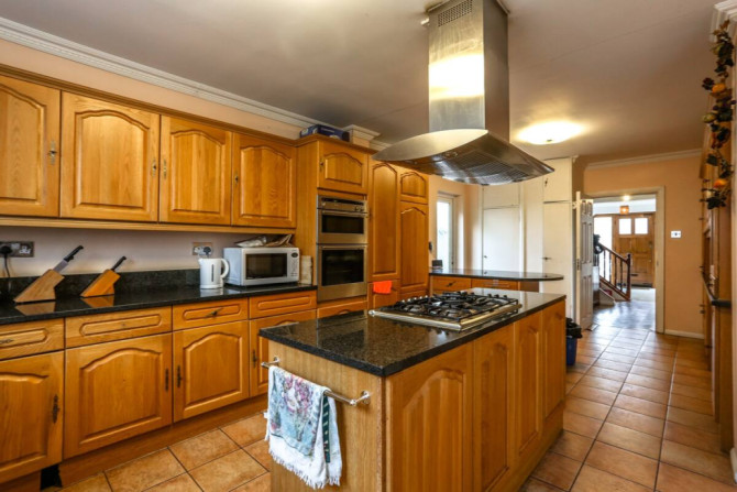 Search and Stay Pre Property, King En Suite room in 38 Buckingham Ave, London N20 9DE, UK. Gallery position 2