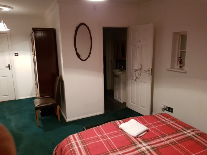 Search and Stay Pre Property, King En Suite room in 38 Buckingham Ave, London N20 9DE, UK. Gallery position 1