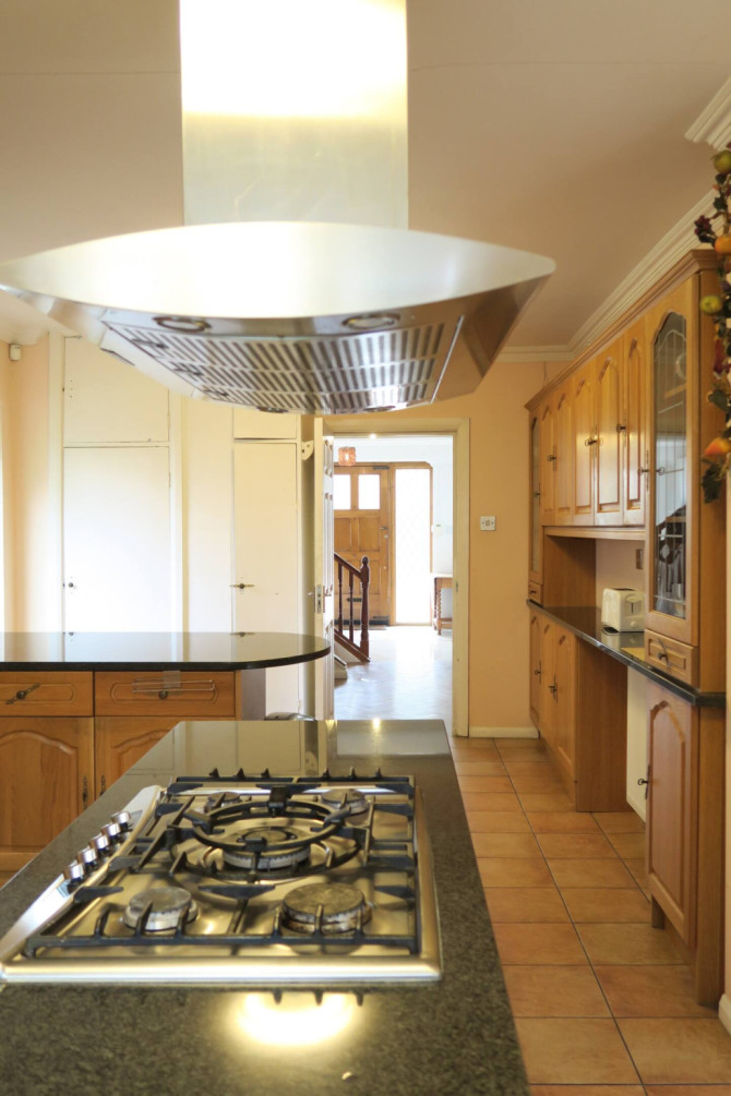 Search and Stay Pre Property, Single room with a shared bathroom in 38 Buckingham Ave, London N20 9DE, UK. Gallery position 2