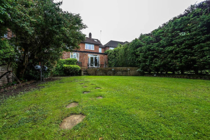 Search and Stay Pre Property, Single room with a shared bathroom in 38 Buckingham Ave, London N20 9DE, UK. Gallery position 0
