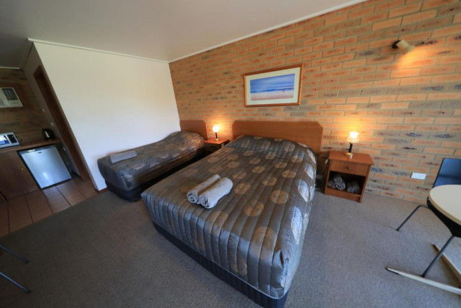 Search and Stay Pre Property, Quays Motel - Double or Twin Room in 37-39 Phillip Island Rd, San Remo VIC 3925, Australia. Gallery position 1