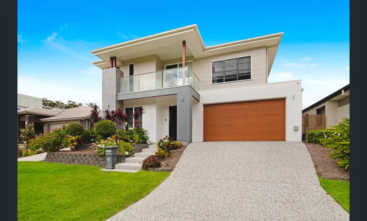 Search and Stay destination carousel image position 7