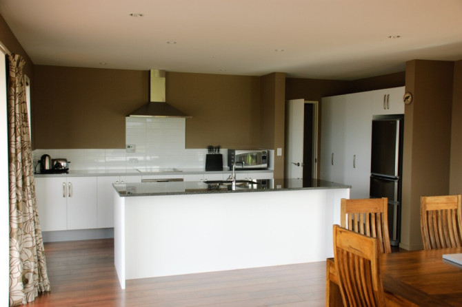Search and Stay Pre Property, Spacious Quiet | 3BR | Decks | Wi-Fi | BBQ | Views in 6 Austin Close, Kaikōura 7300, New Zealand. Gallery position 3