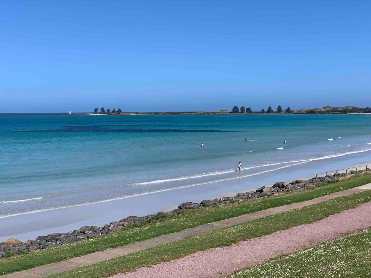 Search and Stay destination carousel image position 62