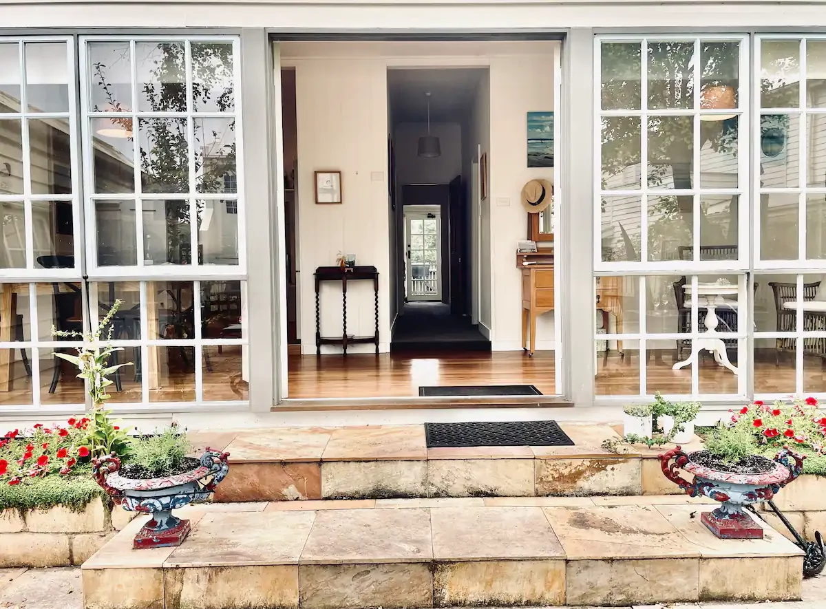 Search and Stay destination carousel image position 40